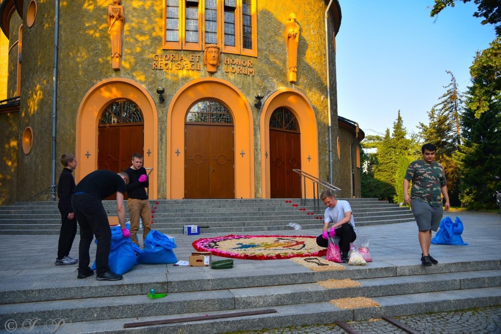 Zdjęcie w galerii na portalu naszraciborz.pl: Racibórz i powiat gotowy na Boże Ciało. Procesje, kwietne dywany i nowa trasa w parafii WNMP [FOTO i WIDEO] wiadomości z regionu