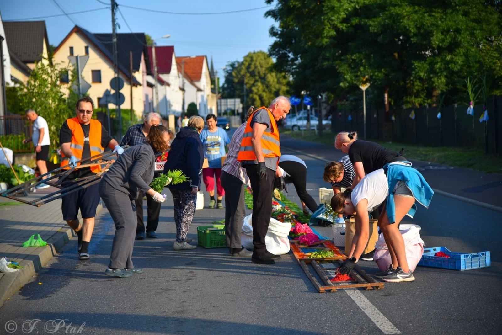 Zdjęcie w galerii na portalu naszraciborz.pl: Racibórz i powiat gotowy na Boże Ciało. Procesje, kwietne dywany i nowa trasa w parafii WNMP [FOTO i WIDEO] wiadomości z regionu