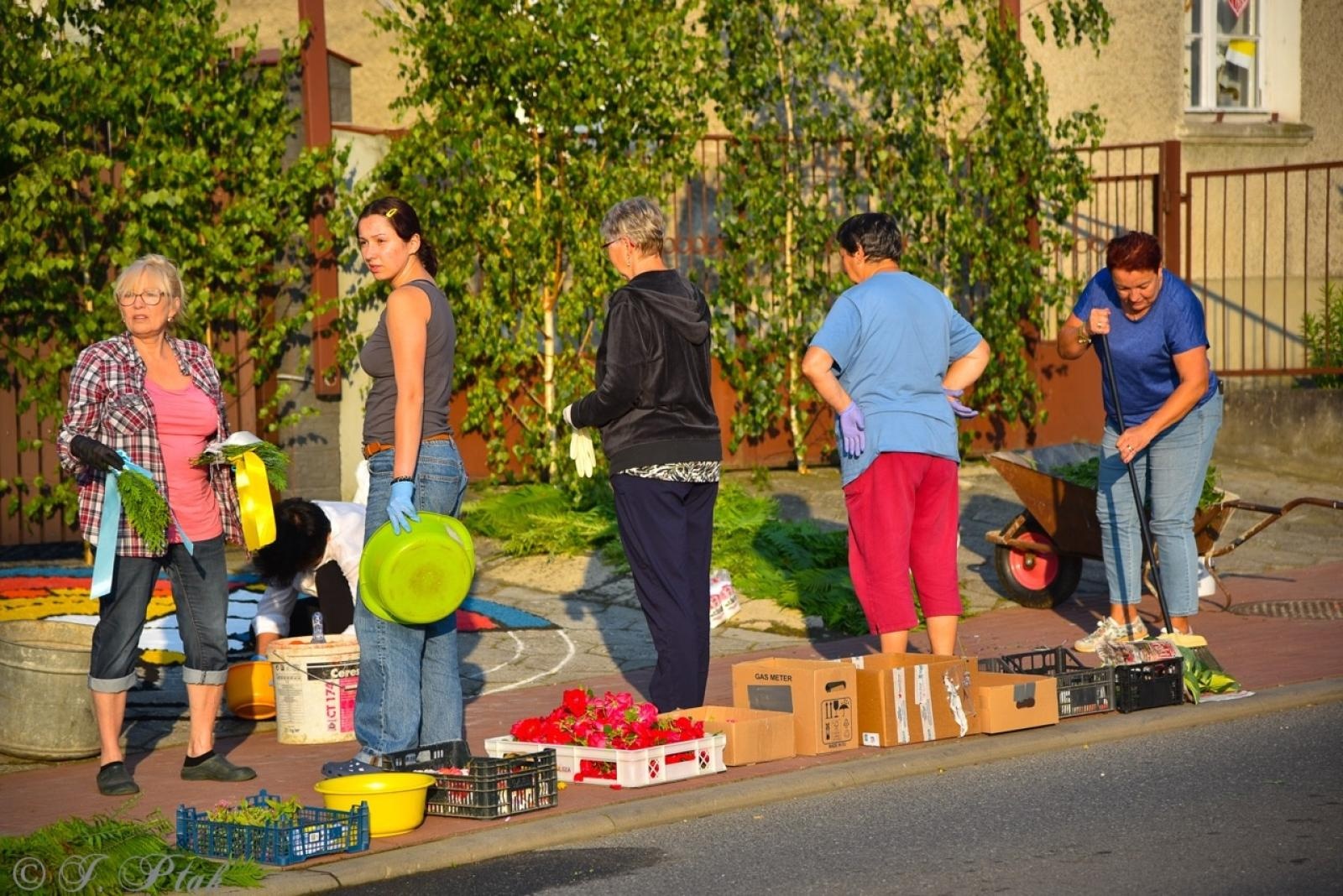 Zdjęcie w galerii na portalu naszraciborz.pl: Racibórz i powiat gotowy na Boże Ciało. Procesje, kwietne dywany i nowa trasa w parafii WNMP [FOTO i WIDEO] wiadomości z regionu