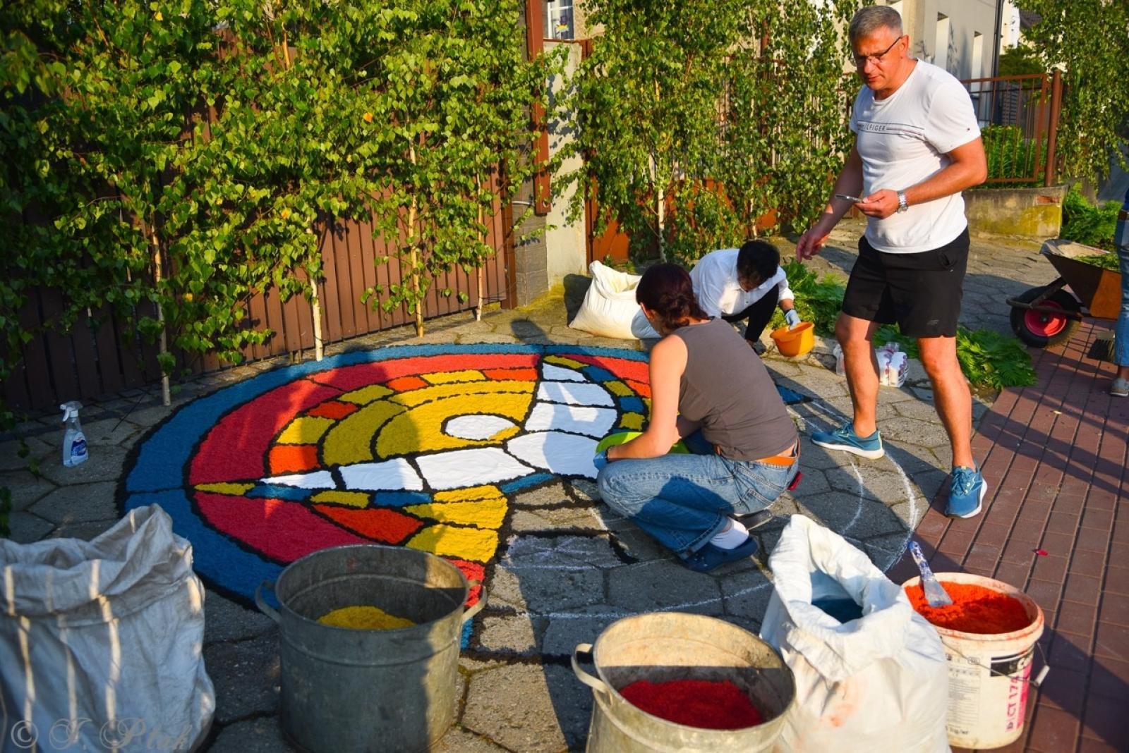 Zdjęcie w galerii na portalu naszraciborz.pl: Racibórz i powiat gotowy na Boże Ciało. Procesje, kwietne dywany i nowa trasa w parafii WNMP [FOTO i WIDEO] wiadomości z regionu