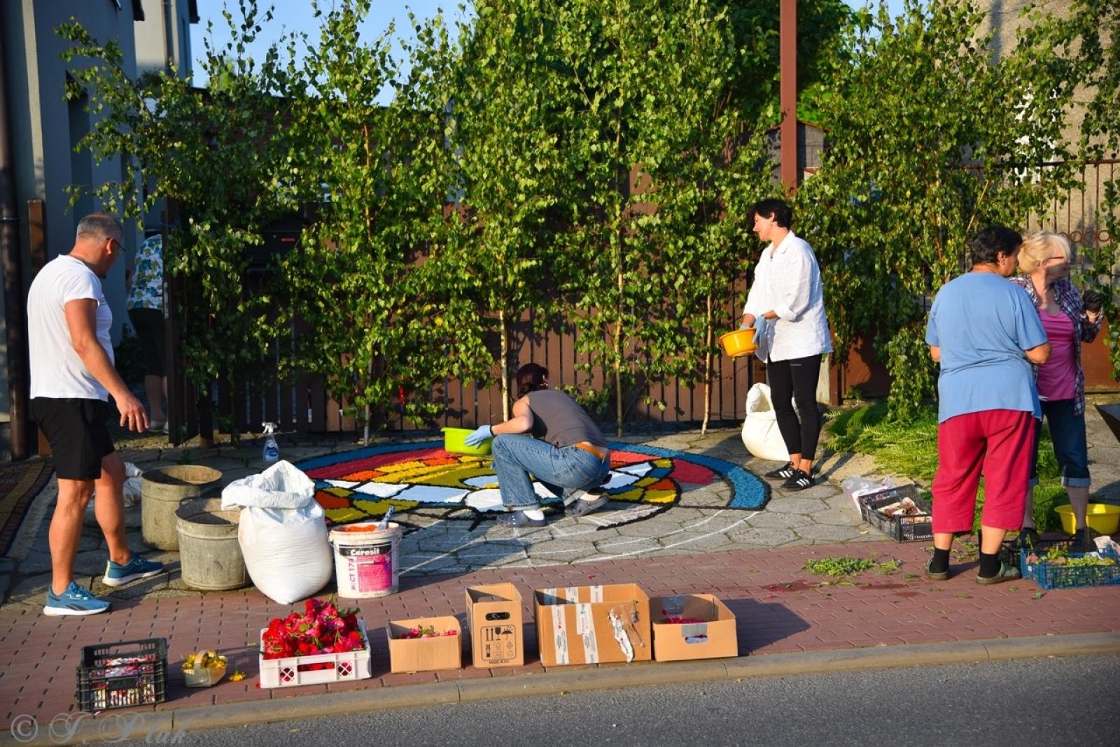Zdjęcie w galerii na portalu naszraciborz.pl: Racibórz i powiat gotowy na Boże Ciało. Procesje, kwietne dywany i nowa trasa w parafii WNMP [FOTO i WIDEO] wiadomości z regionu