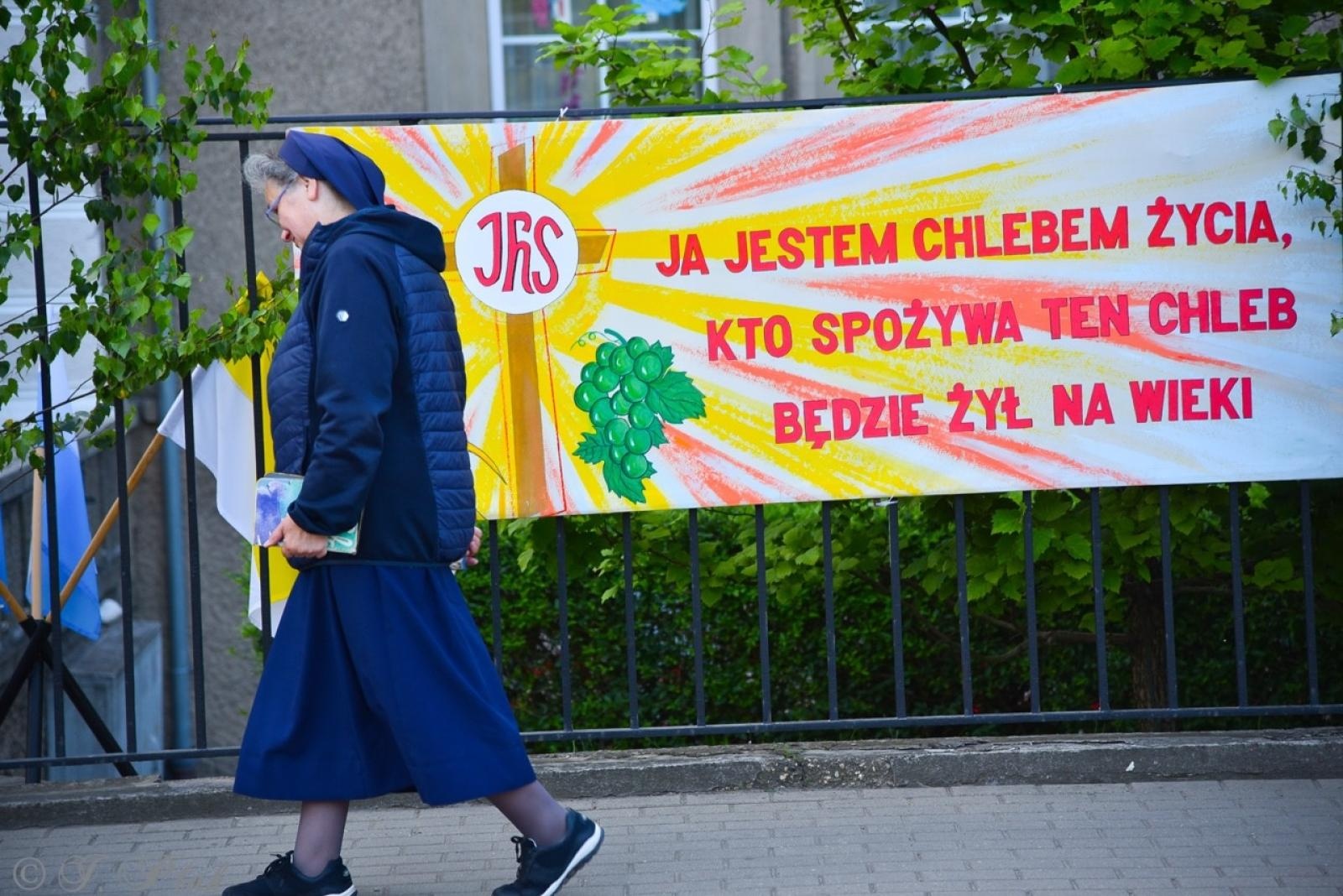 Zdjęcie w galerii na portalu naszraciborz.pl: Racibórz i powiat gotowy na Boże Ciało. Procesje, kwietne dywany i nowa trasa w parafii WNMP [FOTO i WIDEO] wiadomości z regionu