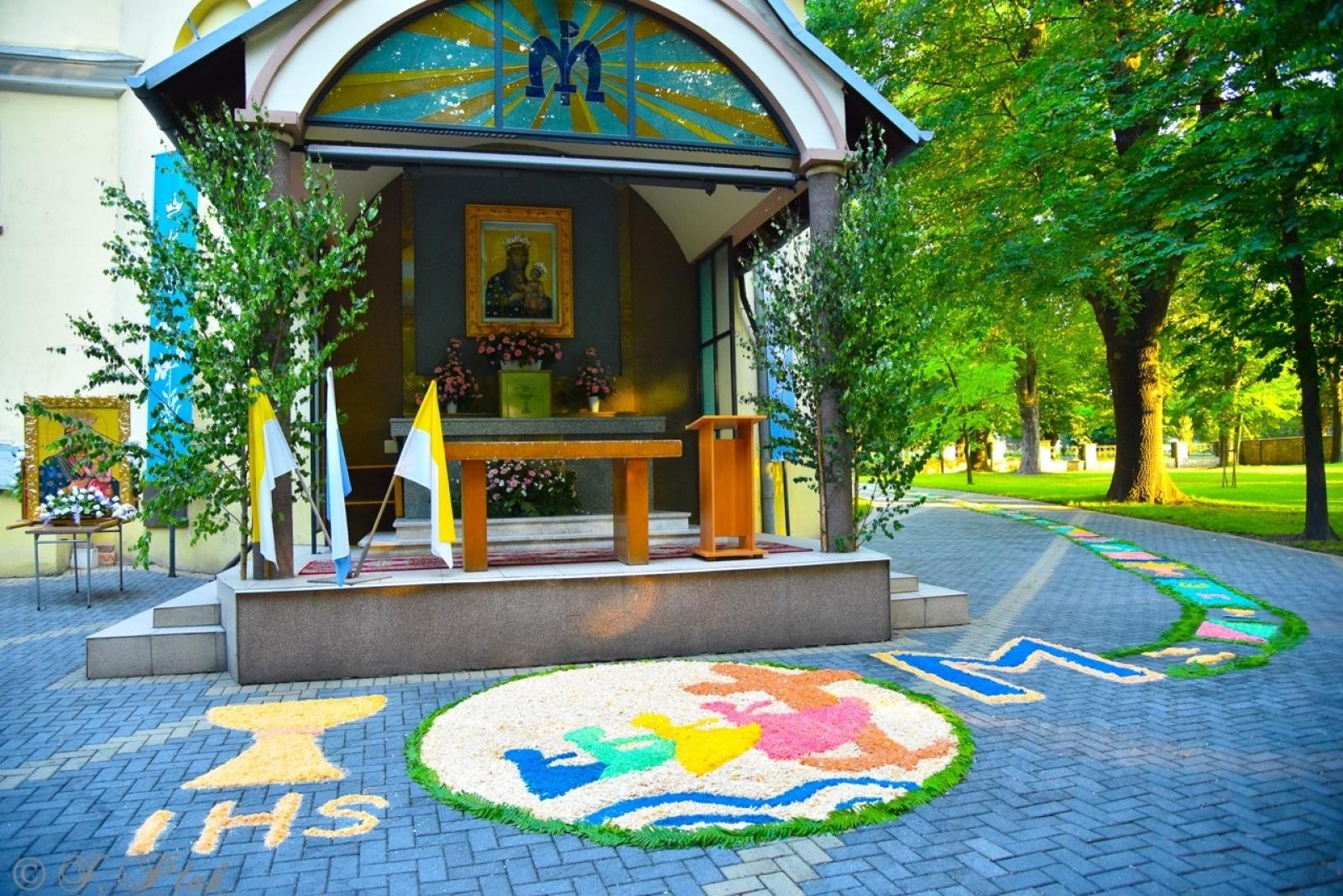 Zdjęcie w galerii na portalu naszraciborz.pl: Racibórz i powiat gotowy na Boże Ciało. Procesje, kwietne dywany i nowa trasa w parafii WNMP [FOTO i WIDEO] wiadomości z regionu