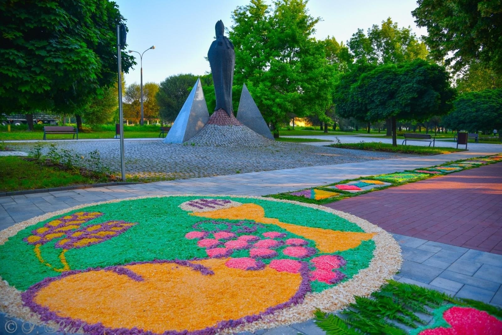 Zdjęcie w galerii na portalu naszraciborz.pl: Racibórz i powiat gotowy na Boże Ciało. Procesje, kwietne dywany i nowa trasa w parafii WNMP [FOTO i WIDEO] wiadomości z regionu
