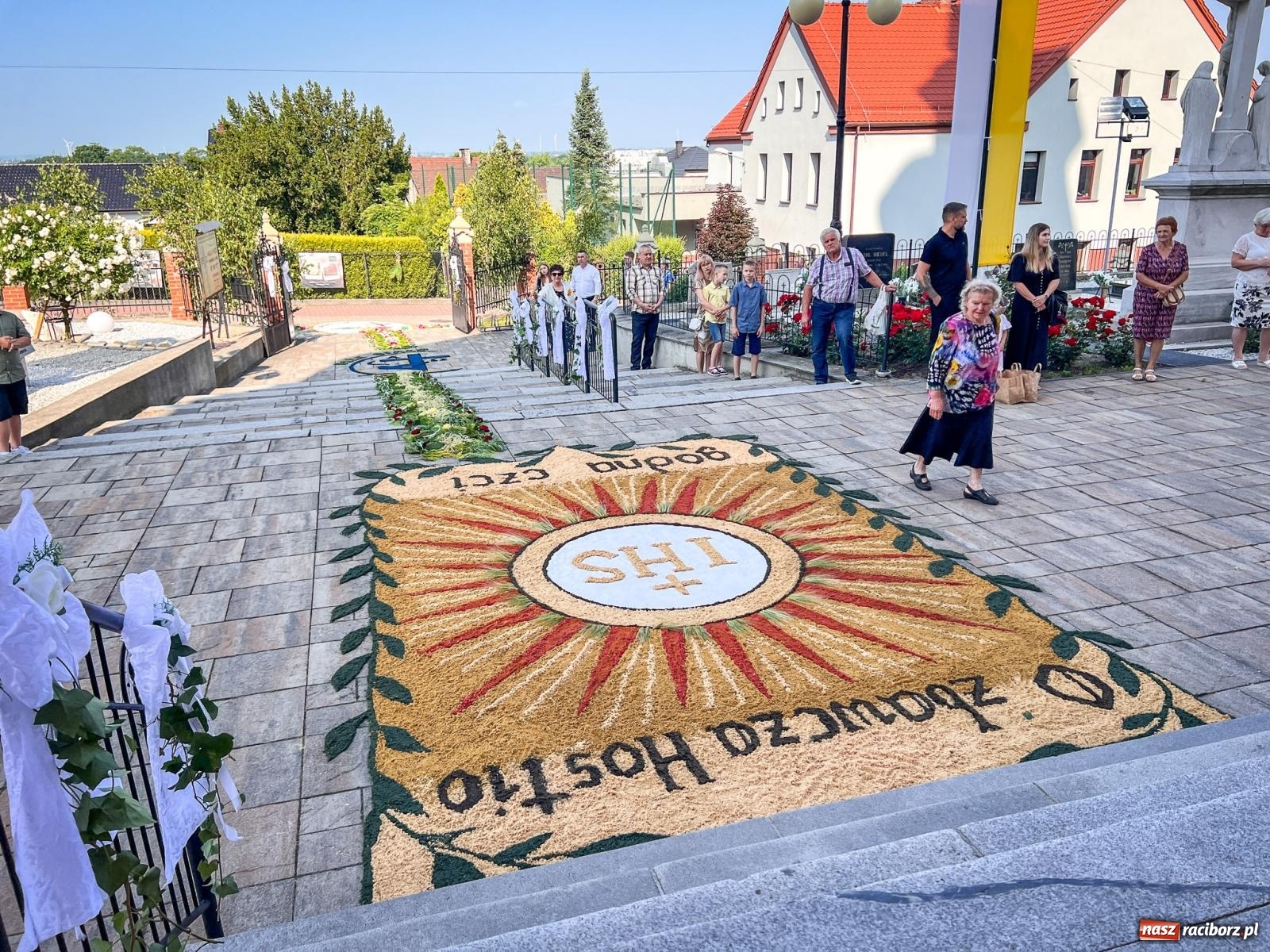 Zdjęcie w galerii na portalu naszraciborz.pl: Tradycyjna procesja Bożego Ciała w Brzeziu: dywany arcydzieła i modlitwa w sercu parafii [FOTO i WIDEO] wiadomości z regionu