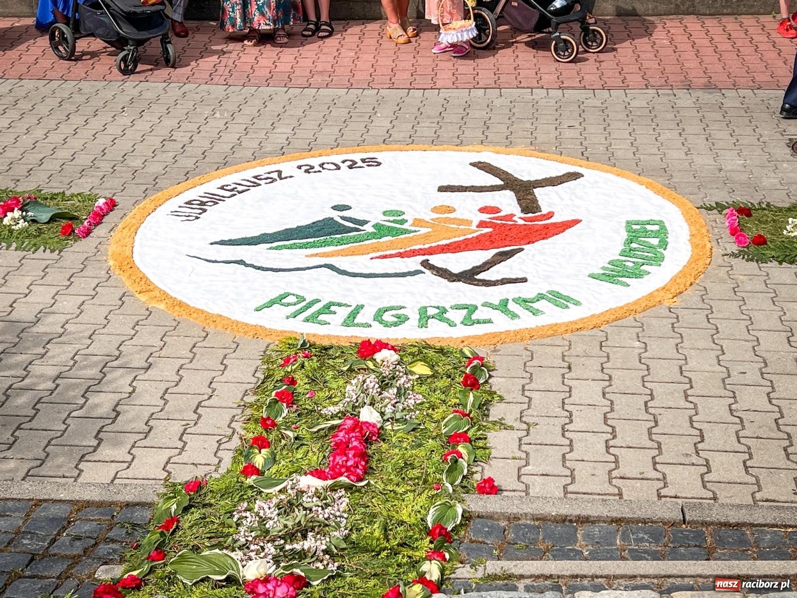 Zdjęcie w galerii na portalu naszraciborz.pl: Tradycyjna procesja Bożego Ciała w Brzeziu: dywany arcydzieła i modlitwa w sercu parafii [FOTO i WIDEO] wiadomości z regionu