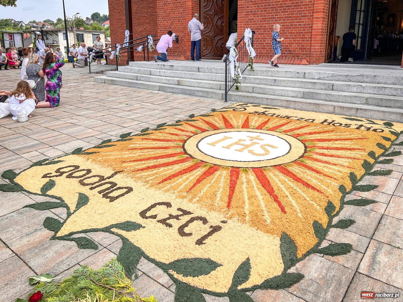 Zdjęcie w galerii na portalu naszraciborz.pl: Tradycyjna procesja Bożego Ciała w Brzeziu: dywany arcydzieła i modlitwa w sercu parafii [FOTO i WIDEO] wiadomości z regionu