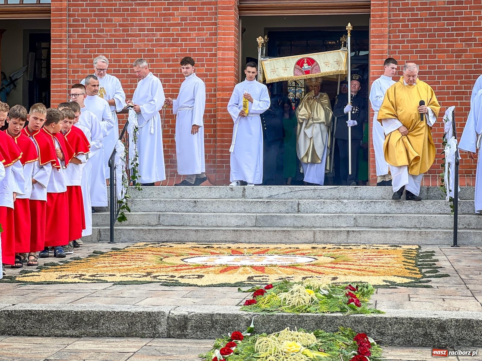 Zdjęcie w galerii na portalu naszraciborz.pl: Tradycyjna procesja Bożego Ciała w Brzeziu: dywany arcydzieła i modlitwa w sercu parafii [FOTO i WIDEO] wiadomości z regionu