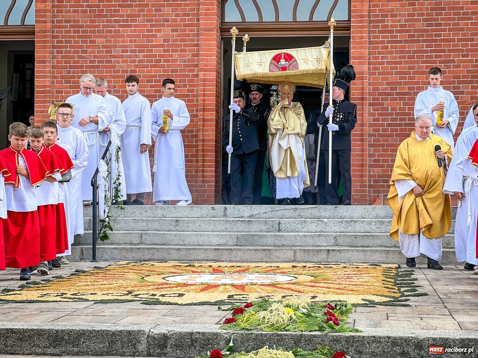 Zdjęcie w galerii na portalu naszraciborz.pl: Tradycyjna procesja Bożego Ciała w Brzeziu: dywany arcydzieła i modlitwa w sercu parafii [FOTO i WIDEO] wiadomości z regionu