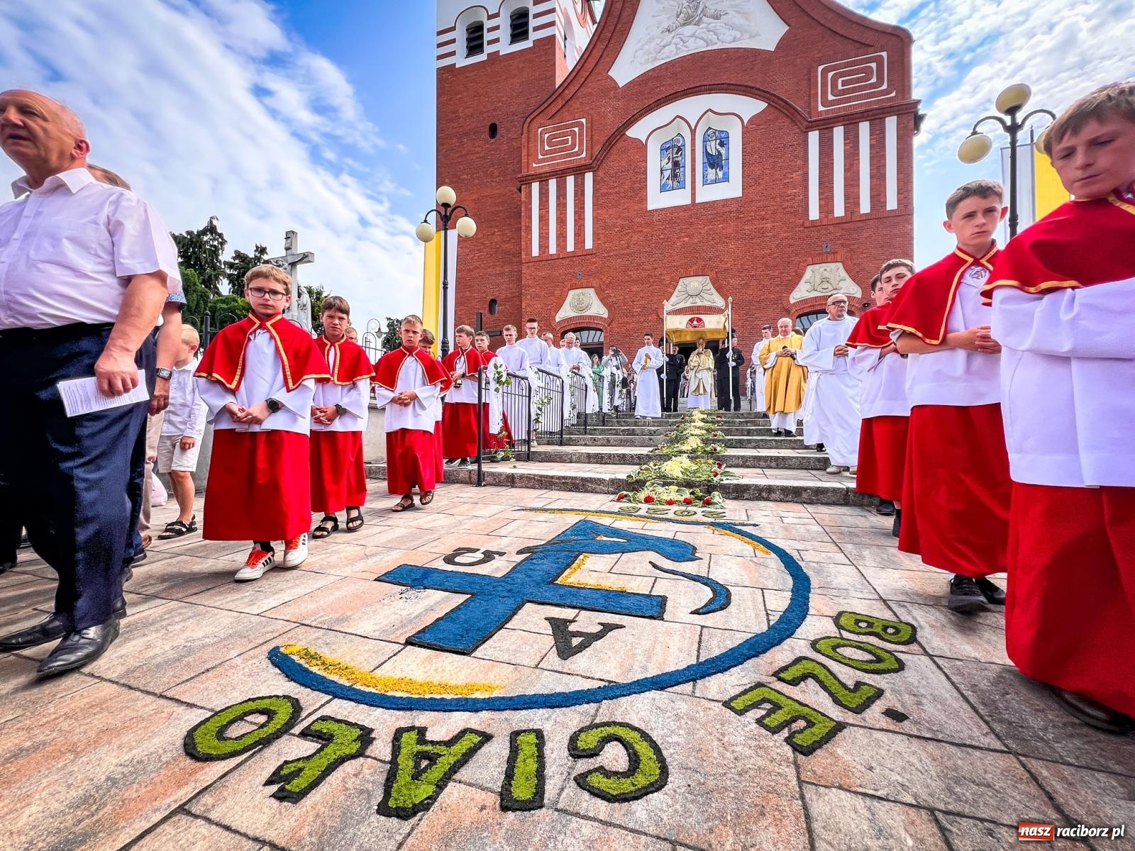 Zdjęcie w galerii na portalu naszraciborz.pl: Tradycyjna procesja Bożego Ciała w Brzeziu: dywany arcydzieła i modlitwa w sercu parafii [FOTO i WIDEO] wiadomości z regionu