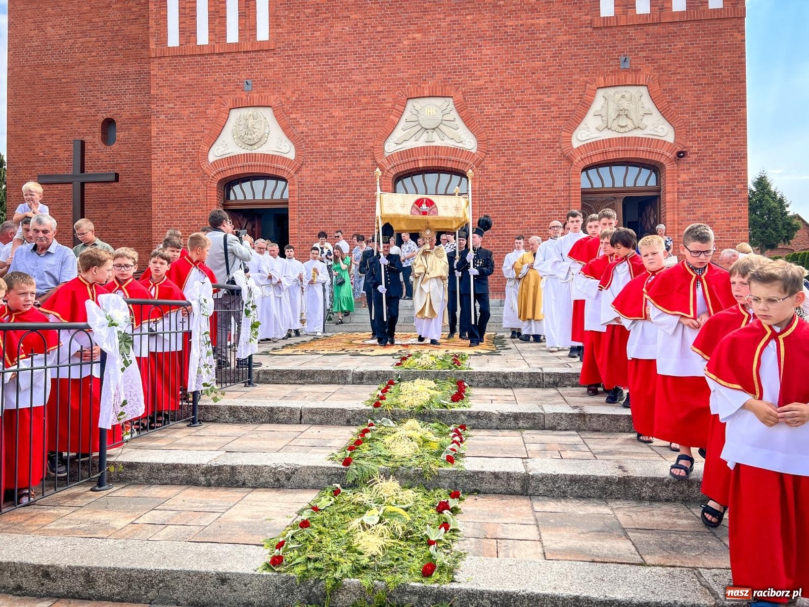Zdjęcie w galerii na portalu naszraciborz.pl: Tradycyjna procesja Bożego Ciała w Brzeziu: dywany arcydzieła i modlitwa w sercu parafii [FOTO i WIDEO] wiadomości z regionu