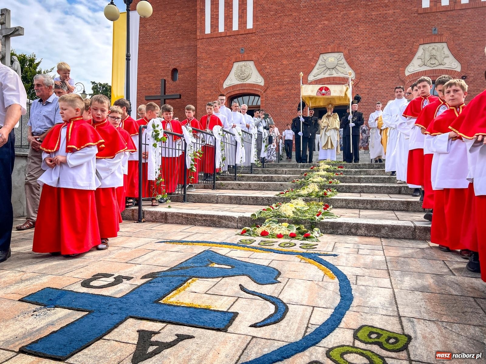 Zdjęcie w galerii na portalu naszraciborz.pl: Tradycyjna procesja Bożego Ciała w Brzeziu: dywany arcydzieła i modlitwa w sercu parafii [FOTO i WIDEO] wiadomości z regionu