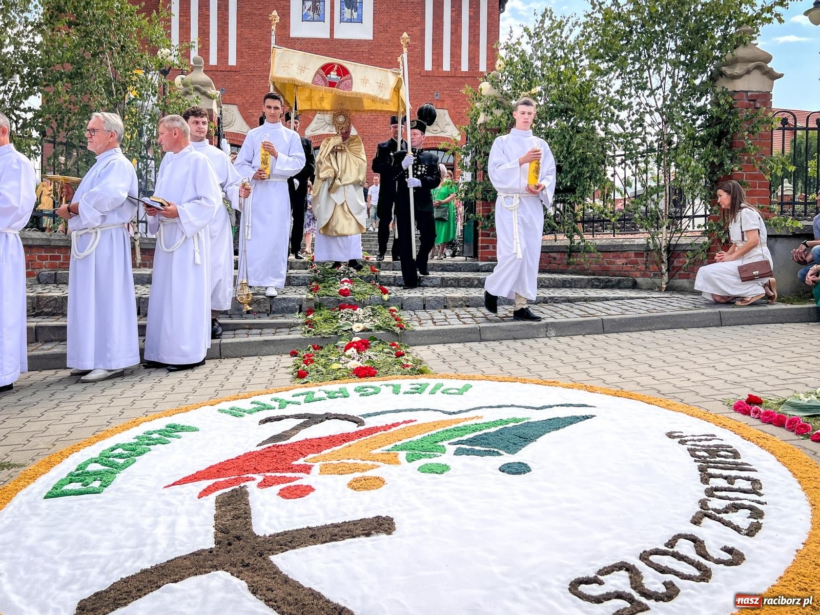Zdjęcie w galerii na portalu naszraciborz.pl: Tradycyjna procesja Bożego Ciała w Brzeziu: dywany arcydzieła i modlitwa w sercu parafii [FOTO i WIDEO] wiadomości z regionu