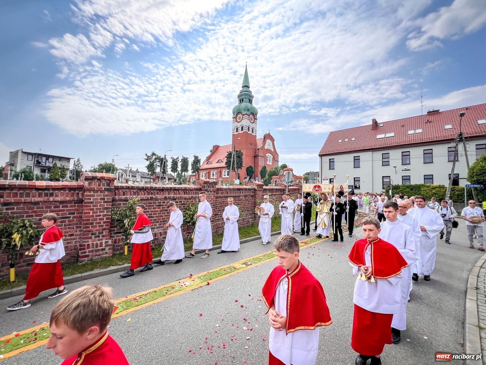 Zdjęcie w galerii na portalu naszraciborz.pl: Tradycyjna procesja Bożego Ciała w Brzeziu: dywany arcydzieła i modlitwa w sercu parafii [FOTO i WIDEO] wiadomości z regionu