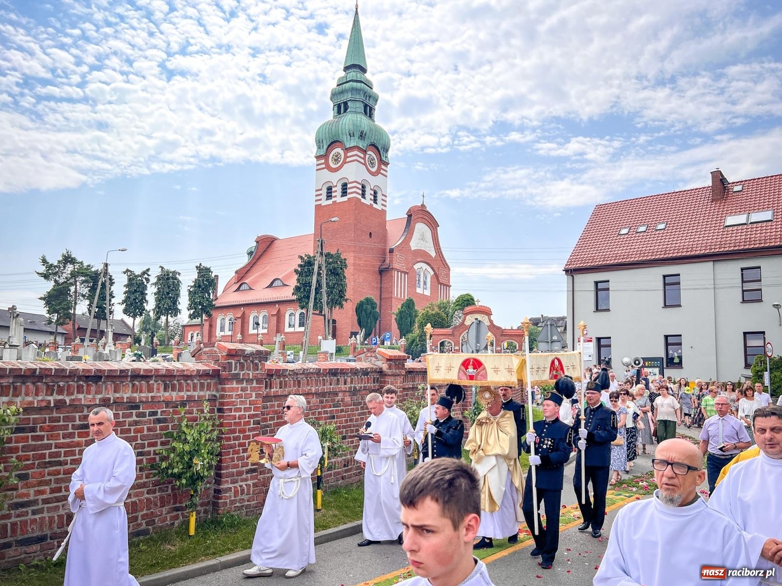 Zdjęcie w galerii na portalu naszraciborz.pl: Tradycyjna procesja Bożego Ciała w Brzeziu: dywany arcydzieła i modlitwa w sercu parafii [FOTO i WIDEO] wiadomości z regionu