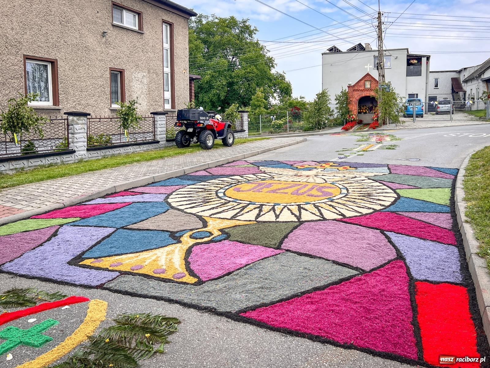Zdjęcie w galerii na portalu naszraciborz.pl: Tradycyjna procesja Bożego Ciała w Brzeziu: dywany arcydzieła i modlitwa w sercu parafii [FOTO i WIDEO] wiadomości z regionu