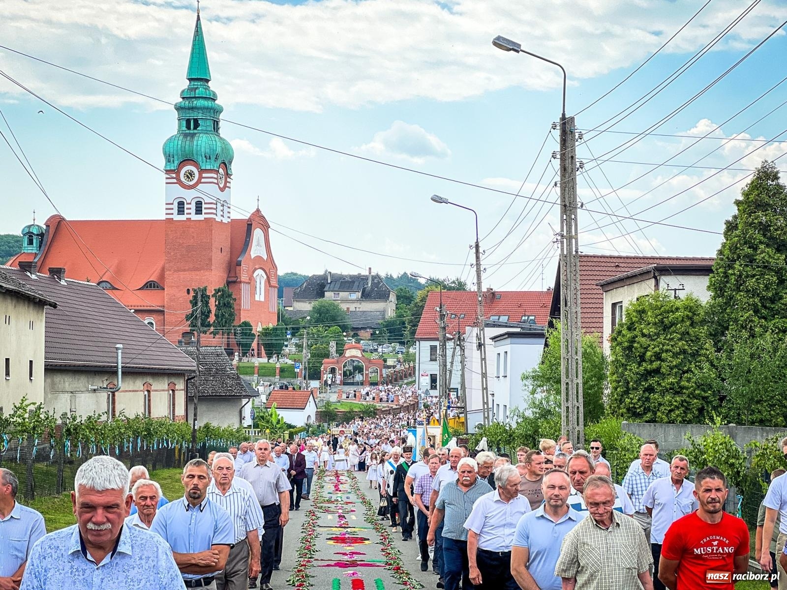Zdjęcie w galerii na portalu naszraciborz.pl: Tradycyjna procesja Bożego Ciała w Brzeziu: dywany arcydzieła i modlitwa w sercu parafii [FOTO i WIDEO] wiadomości z regionu