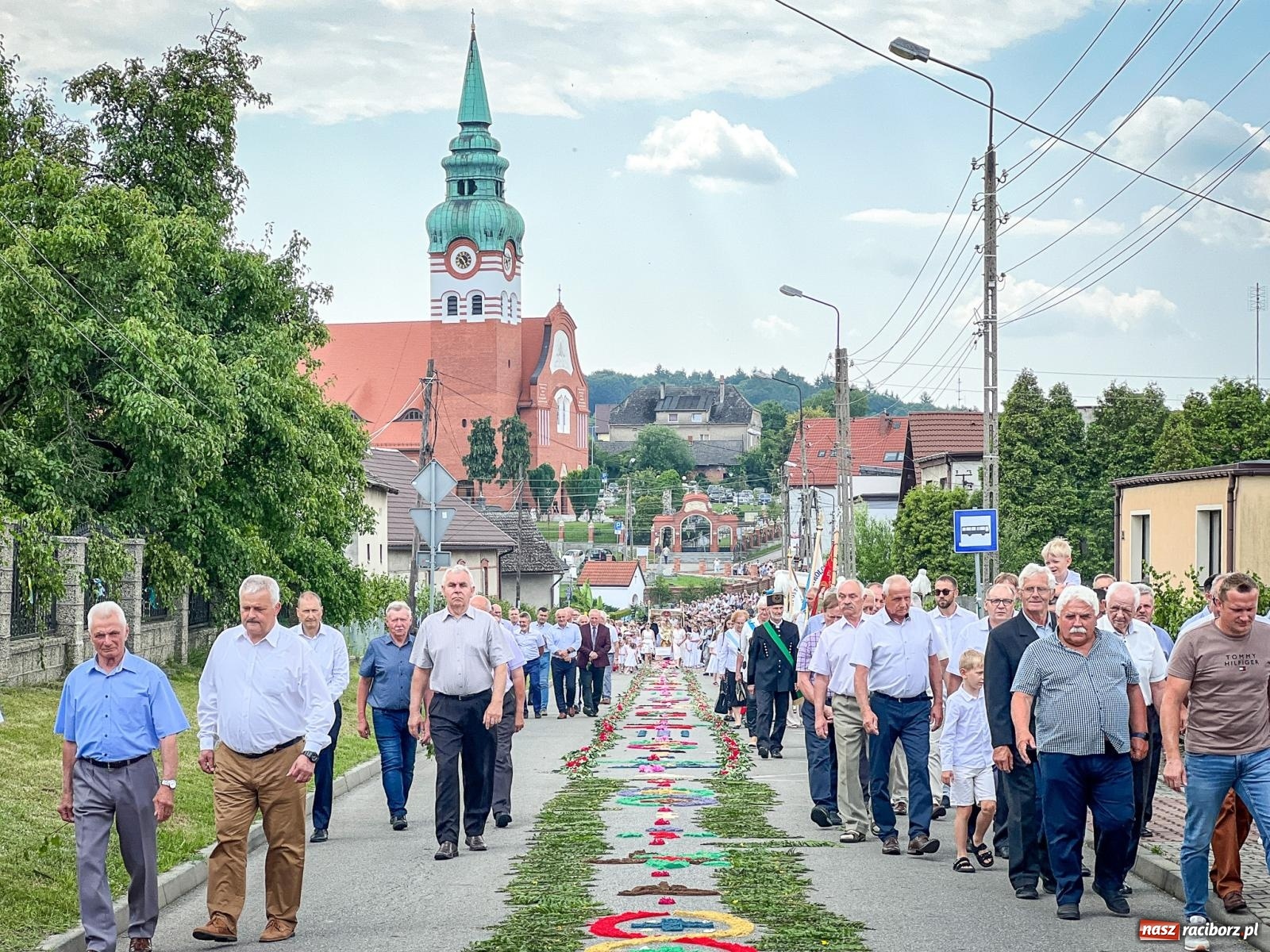 Zdjęcie w galerii na portalu naszraciborz.pl: Tradycyjna procesja Bożego Ciała w Brzeziu: dywany arcydzieła i modlitwa w sercu parafii [FOTO i WIDEO] wiadomości z regionu