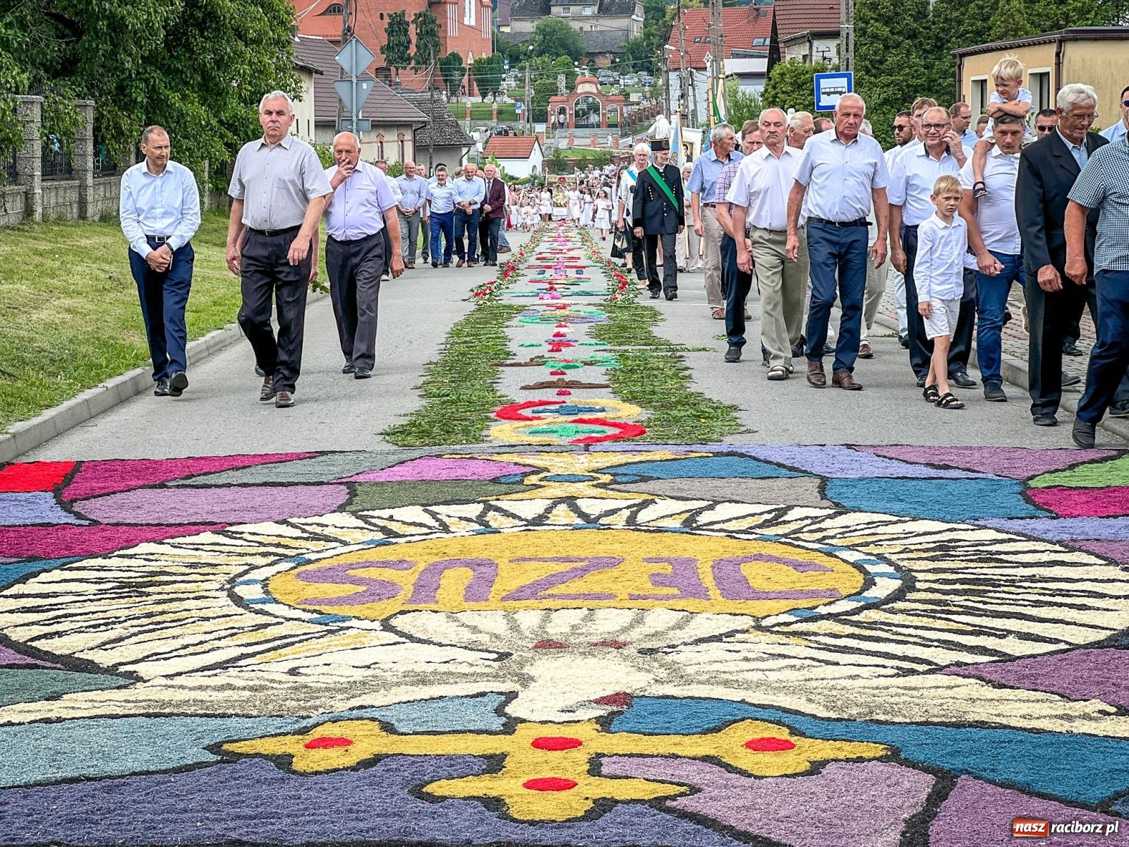 Zdjęcie w galerii na portalu naszraciborz.pl: Tradycyjna procesja Bożego Ciała w Brzeziu: dywany arcydzieła i modlitwa w sercu parafii [FOTO i WIDEO] wiadomości z regionu