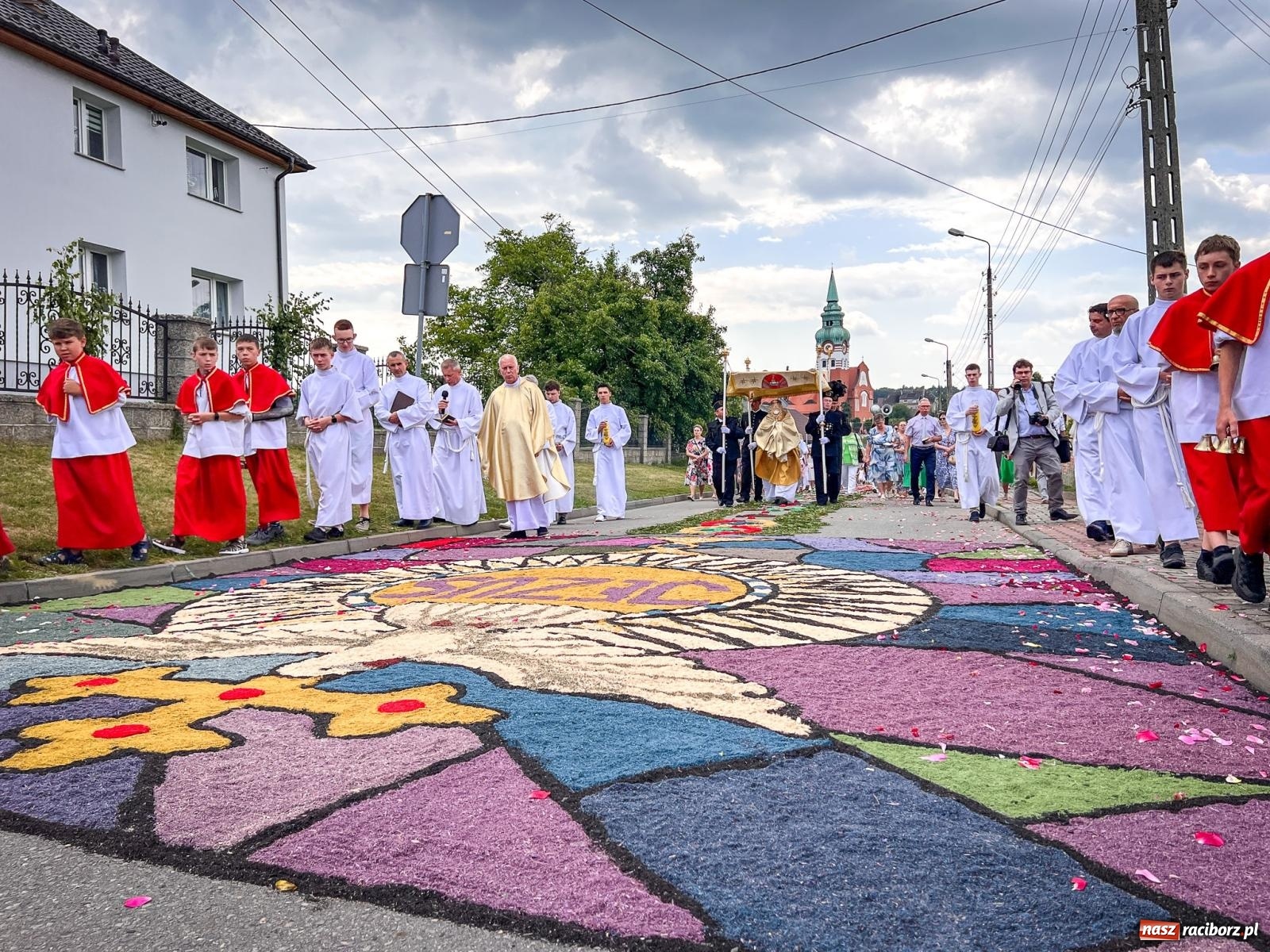 Zdjęcie w galerii na portalu naszraciborz.pl: Tradycyjna procesja Bożego Ciała w Brzeziu: dywany arcydzieła i modlitwa w sercu parafii [FOTO i WIDEO] wiadomości z regionu
