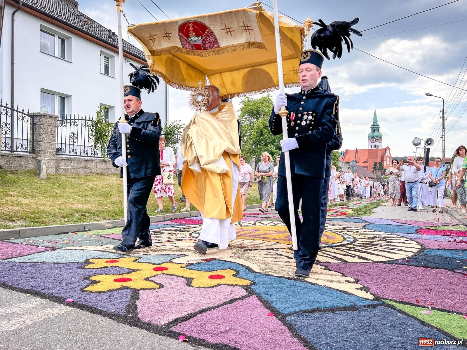 Zdjęcie w galerii na portalu naszraciborz.pl: Tradycyjna procesja Bożego Ciała w Brzeziu: dywany arcydzieła i modlitwa w sercu parafii [FOTO i WIDEO] wiadomości z regionu