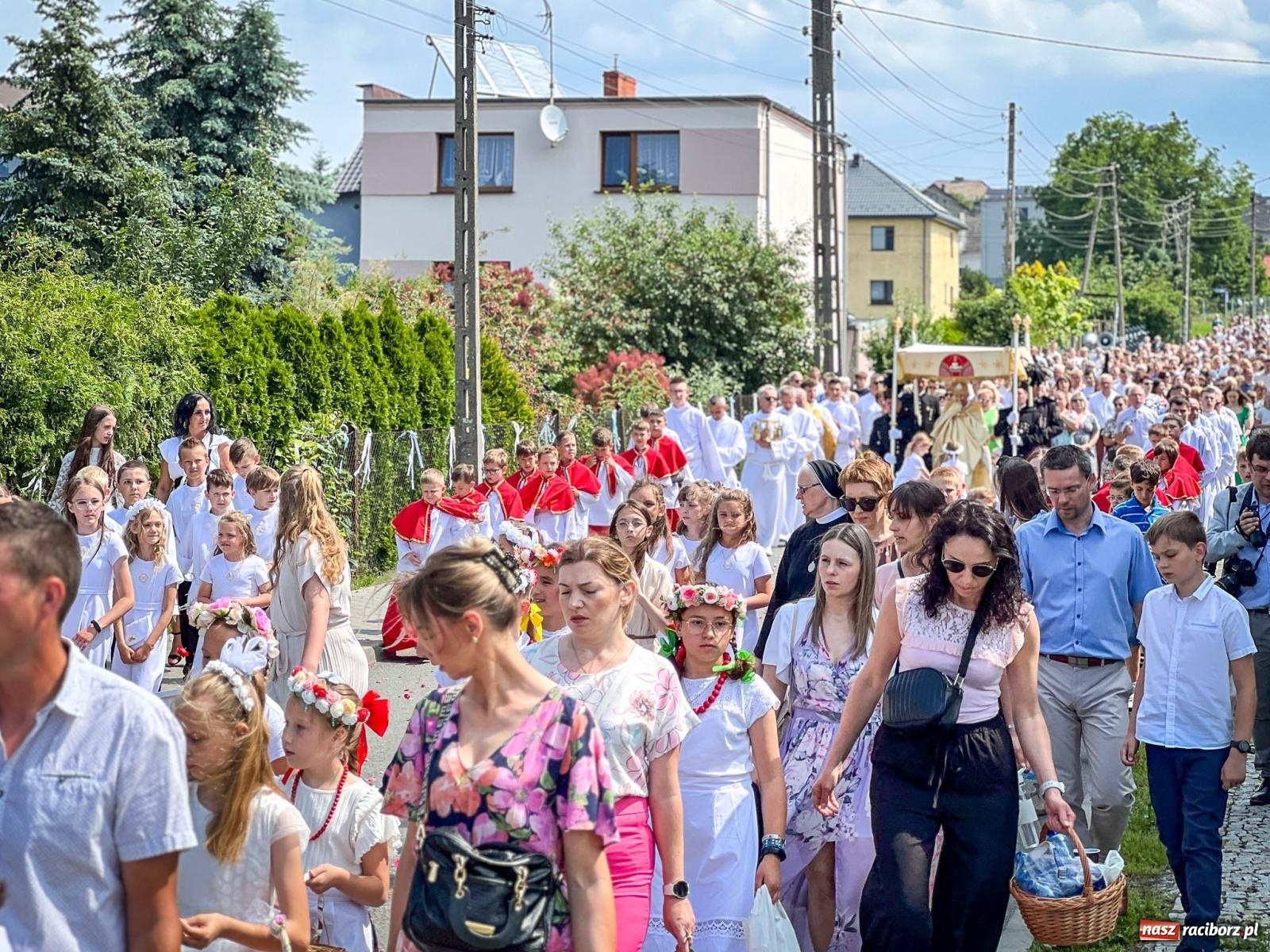 Zdjęcie w galerii na portalu naszraciborz.pl: Tradycyjna procesja Bożego Ciała w Brzeziu: dywany arcydzieła i modlitwa w sercu parafii [FOTO i WIDEO] wiadomości z regionu