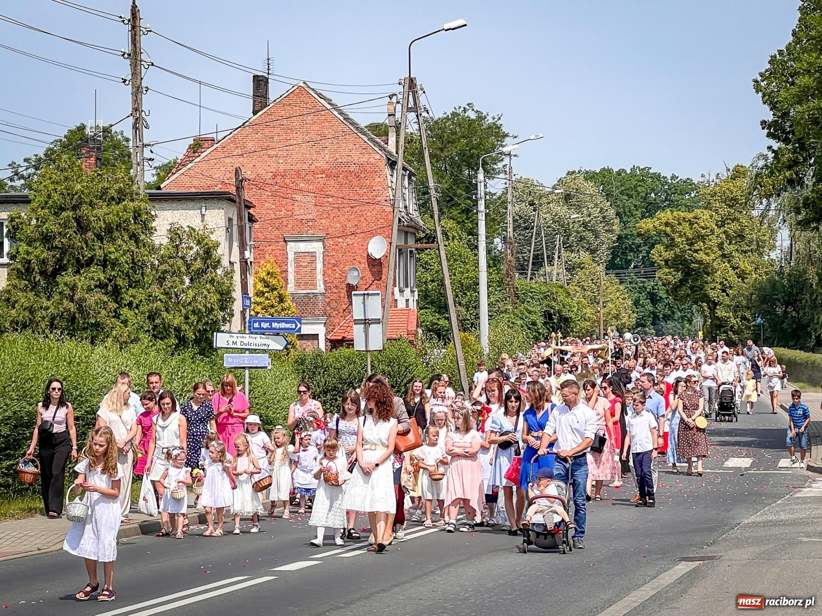 Zdjęcie w galerii na portalu naszraciborz.pl: Tradycyjna procesja Bożego Ciała w Brzeziu: dywany arcydzieła i modlitwa w sercu parafii [FOTO i WIDEO] wiadomości z regionu