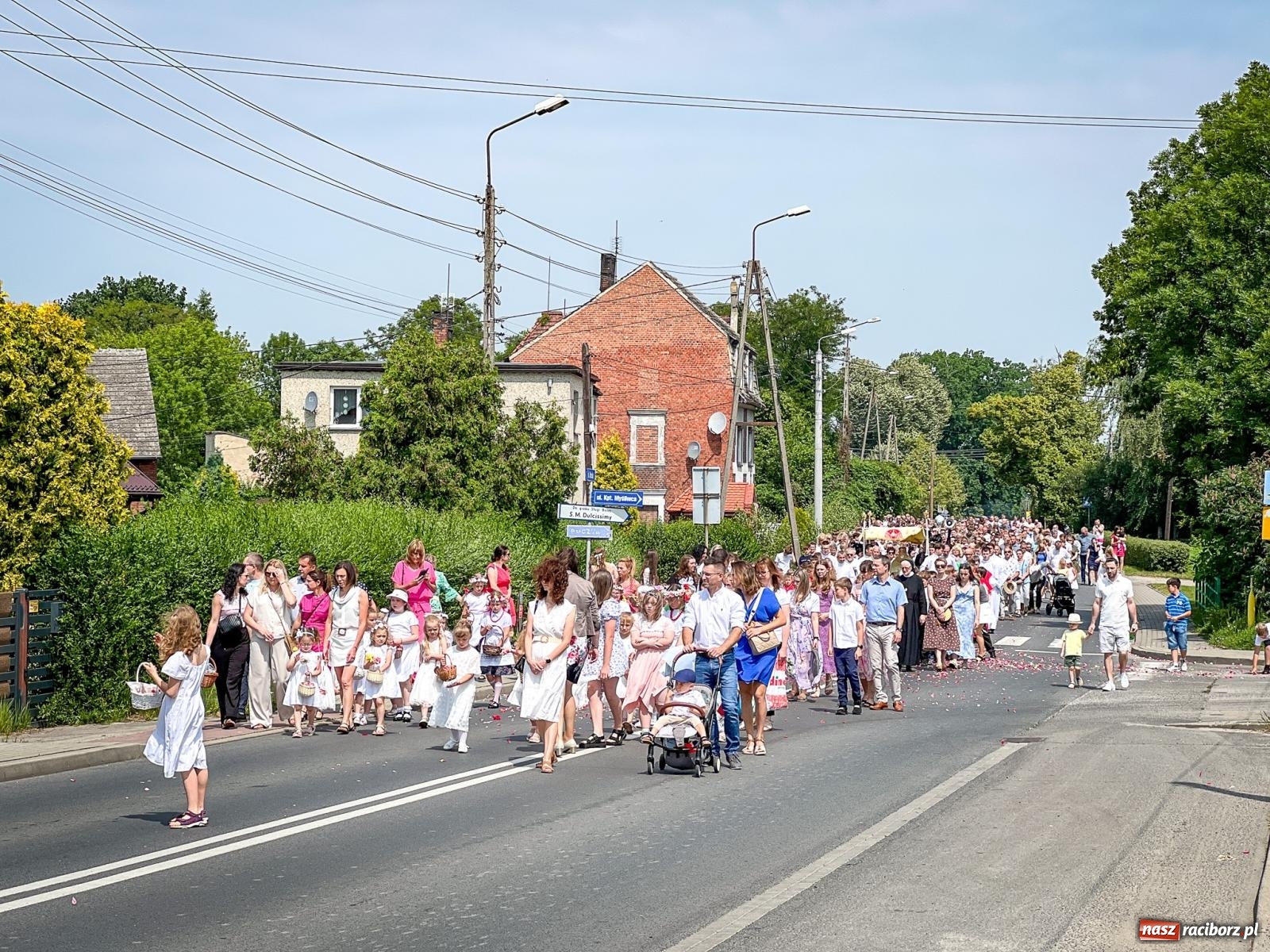 Zdjęcie w galerii na portalu naszraciborz.pl: Tradycyjna procesja Bożego Ciała w Brzeziu: dywany arcydzieła i modlitwa w sercu parafii [FOTO i WIDEO] wiadomości z regionu