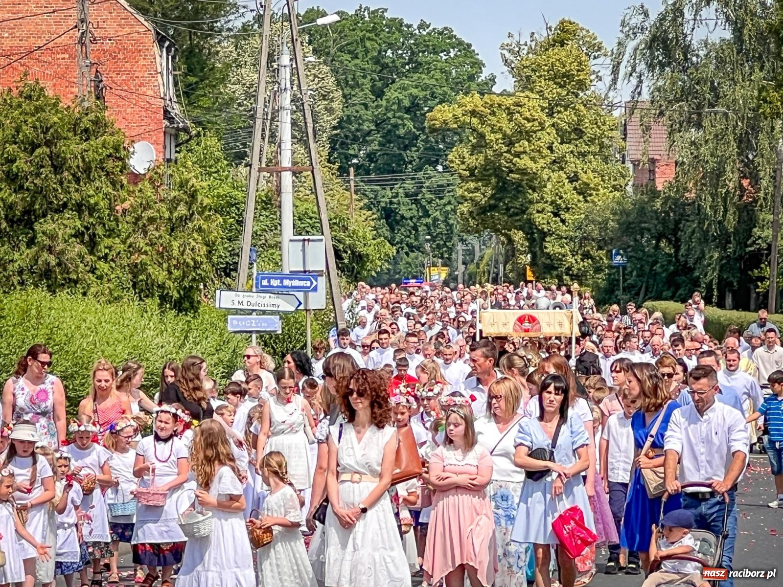Zdjęcie w galerii na portalu naszraciborz.pl: Tradycyjna procesja Bożego Ciała w Brzeziu: dywany arcydzieła i modlitwa w sercu parafii [FOTO i WIDEO] wiadomości z regionu