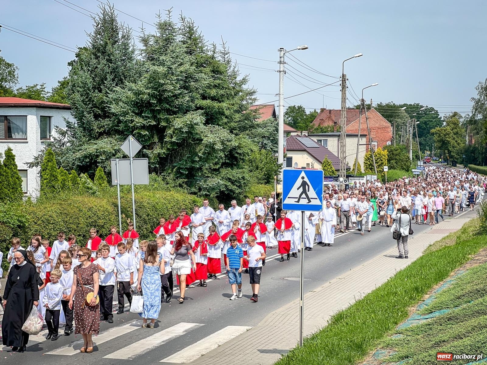 Zdjęcie w galerii na portalu naszraciborz.pl: Tradycyjna procesja Bożego Ciała w Brzeziu: dywany arcydzieła i modlitwa w sercu parafii [FOTO i WIDEO] wiadomości z regionu