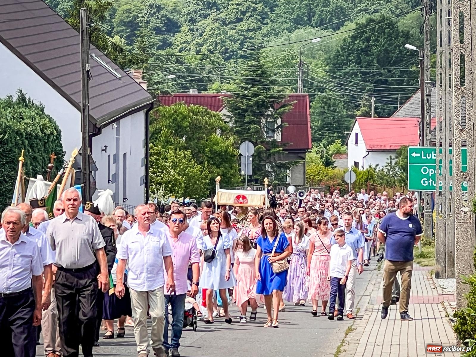 Zdjęcie w galerii na portalu naszraciborz.pl: Tradycyjna procesja Bożego Ciała w Brzeziu: dywany arcydzieła i modlitwa w sercu parafii [FOTO i WIDEO] wiadomości z regionu