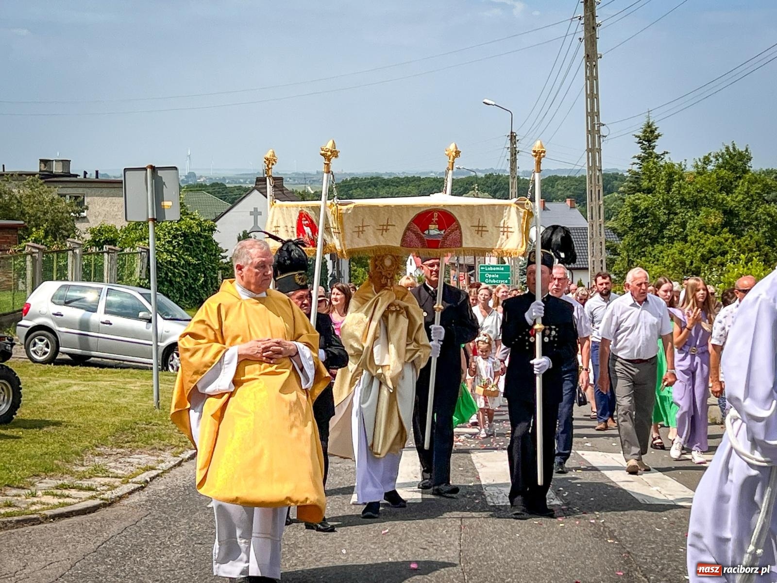 Zdjęcie w galerii na portalu naszraciborz.pl: Tradycyjna procesja Bożego Ciała w Brzeziu: dywany arcydzieła i modlitwa w sercu parafii [FOTO i WIDEO] wiadomości z regionu