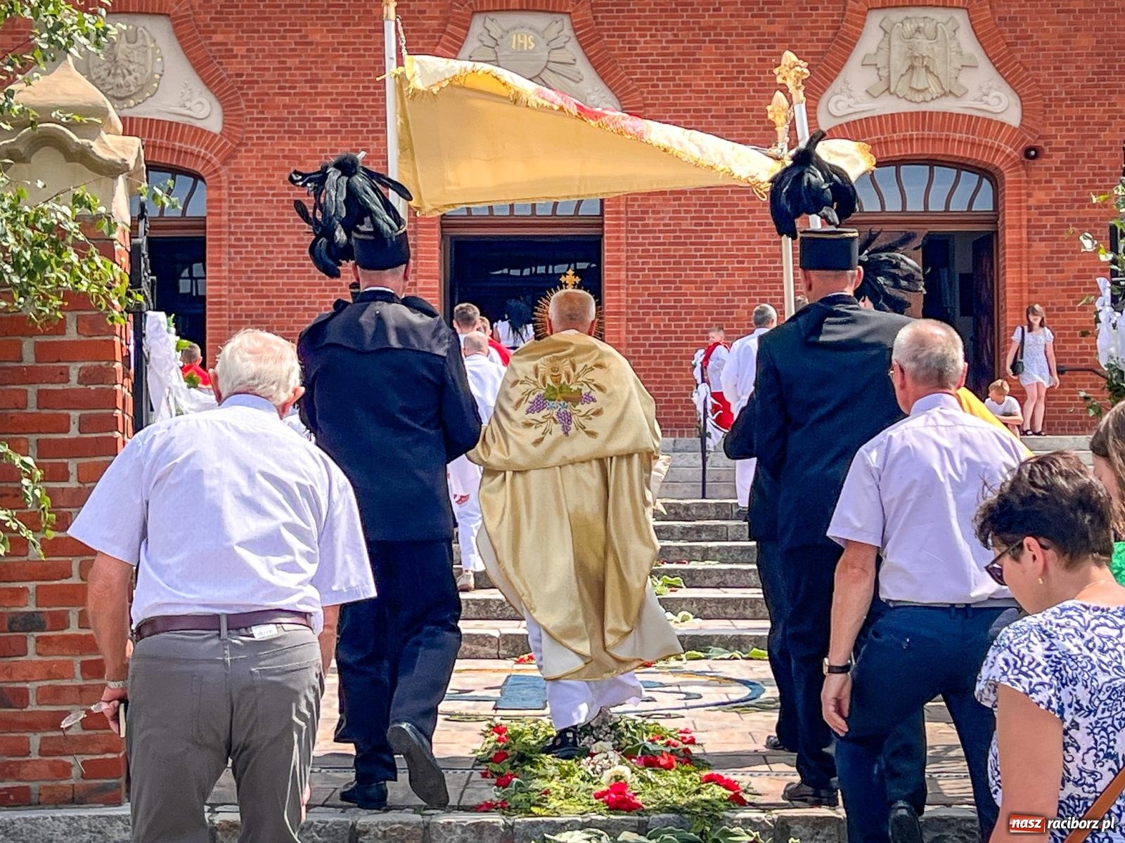 Zdjęcie w galerii na portalu naszraciborz.pl: Tradycyjna procesja Bożego Ciała w Brzeziu: dywany arcydzieła i modlitwa w sercu parafii [FOTO i WIDEO] wiadomości z regionu