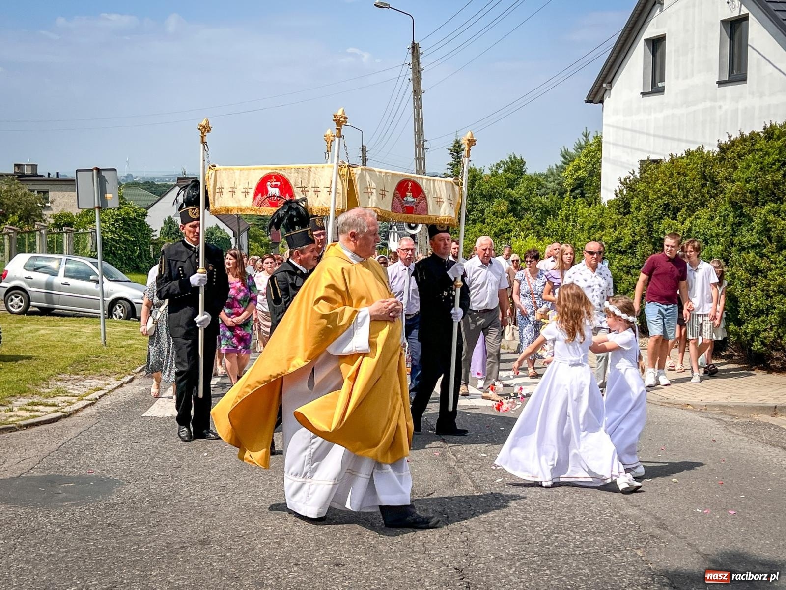 Zdjęcie w galerii na portalu naszraciborz.pl: Tradycyjna procesja Bożego Ciała w Brzeziu: dywany arcydzieła i modlitwa w sercu parafii [FOTO i WIDEO] wiadomości z regionu
