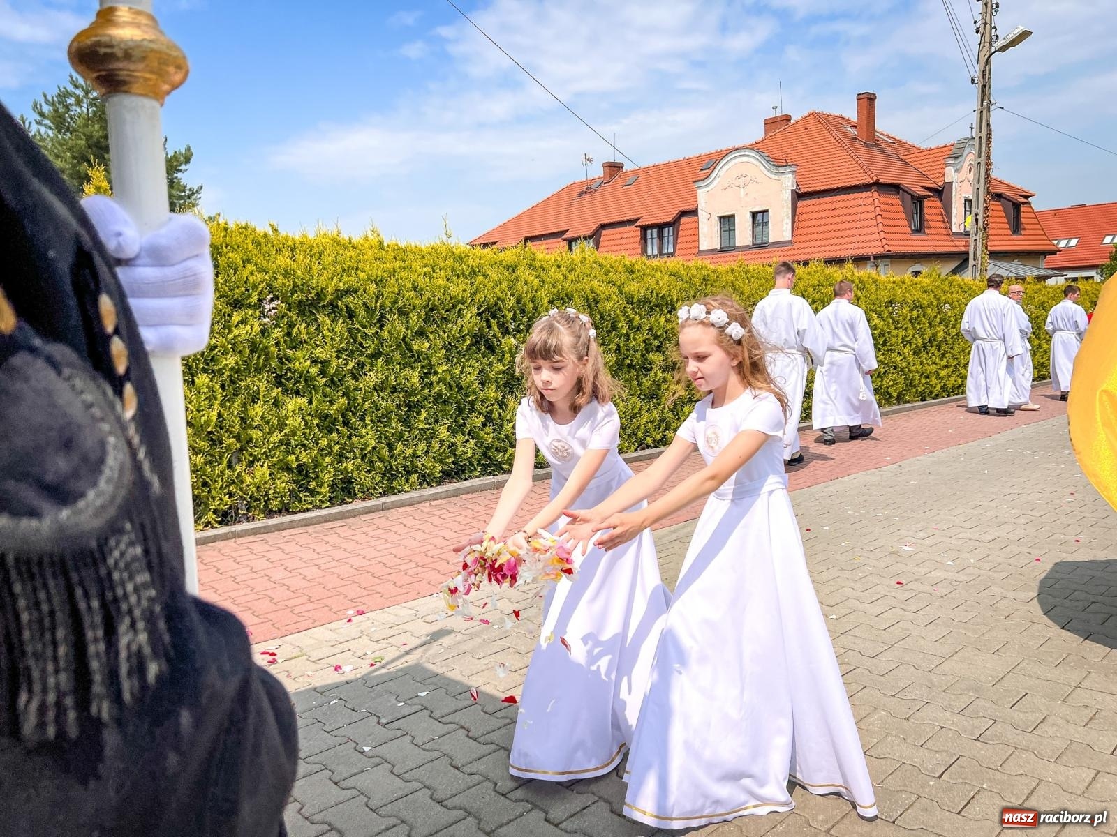 Zdjęcie w galerii na portalu naszraciborz.pl: Tradycyjna procesja Bożego Ciała w Brzeziu: dywany arcydzieła i modlitwa w sercu parafii [FOTO i WIDEO] wiadomości z regionu