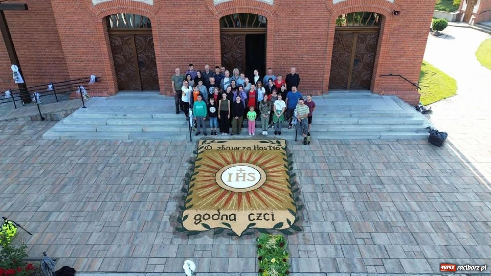 Zdjęcie w galerii na portalu naszraciborz.pl: Tradycyjna procesja Bożego Ciała w Brzeziu: dywany arcydzieła i modlitwa w sercu parafii [FOTO i WIDEO] wiadomości z regionu