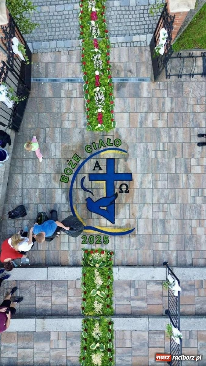 Zdjęcie w galerii na portalu naszraciborz.pl: Tradycyjna procesja Bożego Ciała w Brzeziu: dywany arcydzieła i modlitwa w sercu parafii [FOTO i WIDEO] wiadomości z regionu