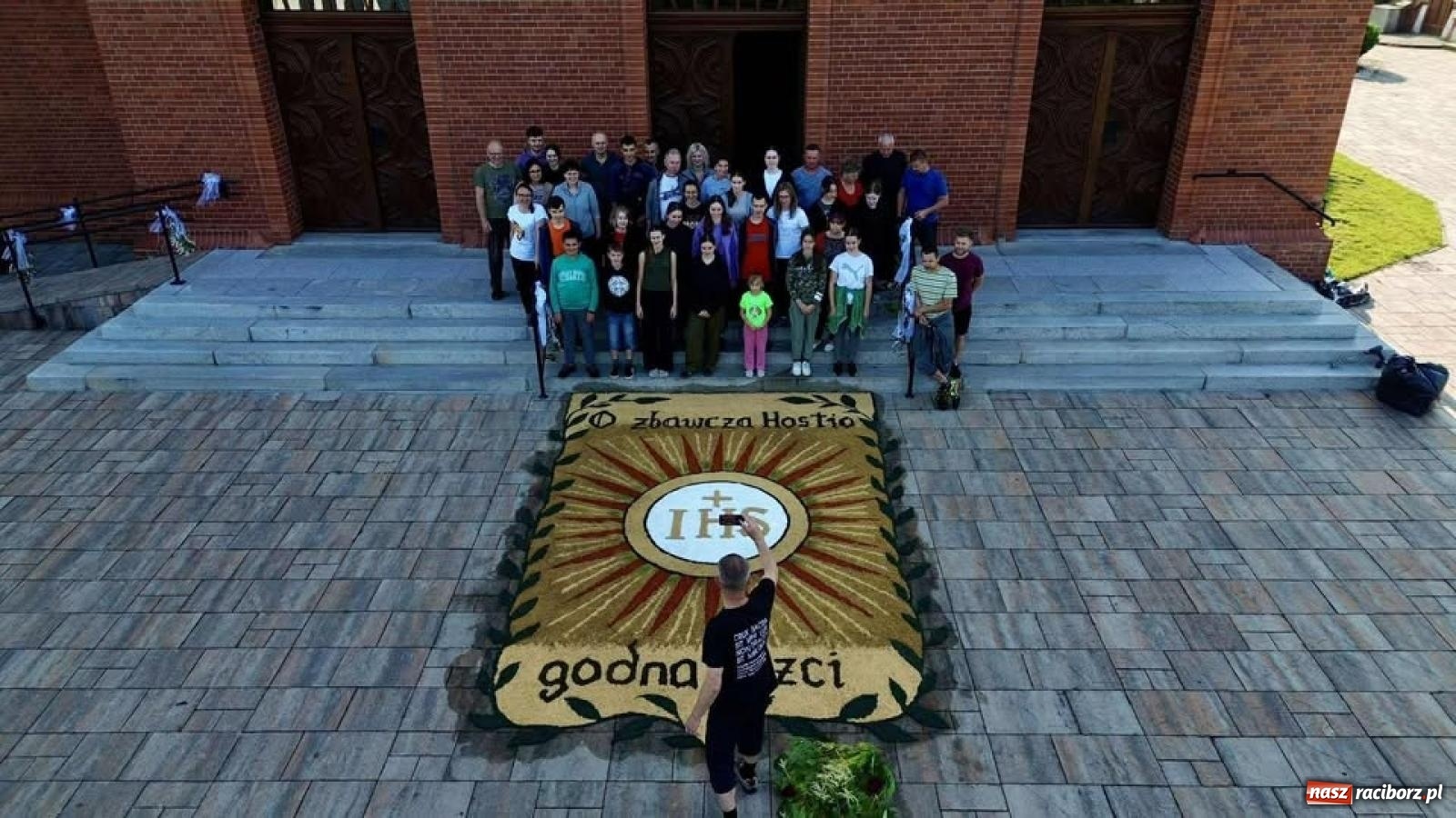 Zdjęcie w galerii na portalu naszraciborz.pl: Tradycyjna procesja Bożego Ciała w Brzeziu: dywany arcydzieła i modlitwa w sercu parafii [FOTO i WIDEO] wiadomości z regionu