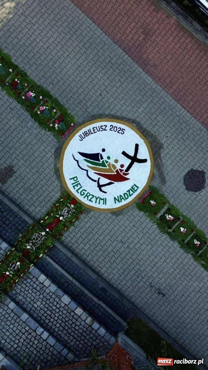 Zdjęcie w galerii na portalu naszraciborz.pl: Tradycyjna procesja Bożego Ciała w Brzeziu: dywany arcydzieła i modlitwa w sercu parafii [FOTO i WIDEO] wiadomości z regionu