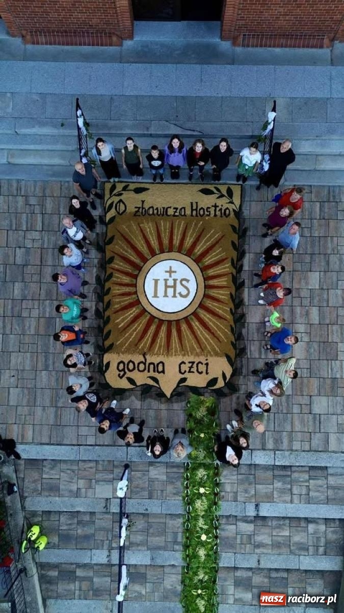 Zdjęcie w galerii na portalu naszraciborz.pl: Tradycyjna procesja Bożego Ciała w Brzeziu: dywany arcydzieła i modlitwa w sercu parafii [FOTO i WIDEO] wiadomości z regionu