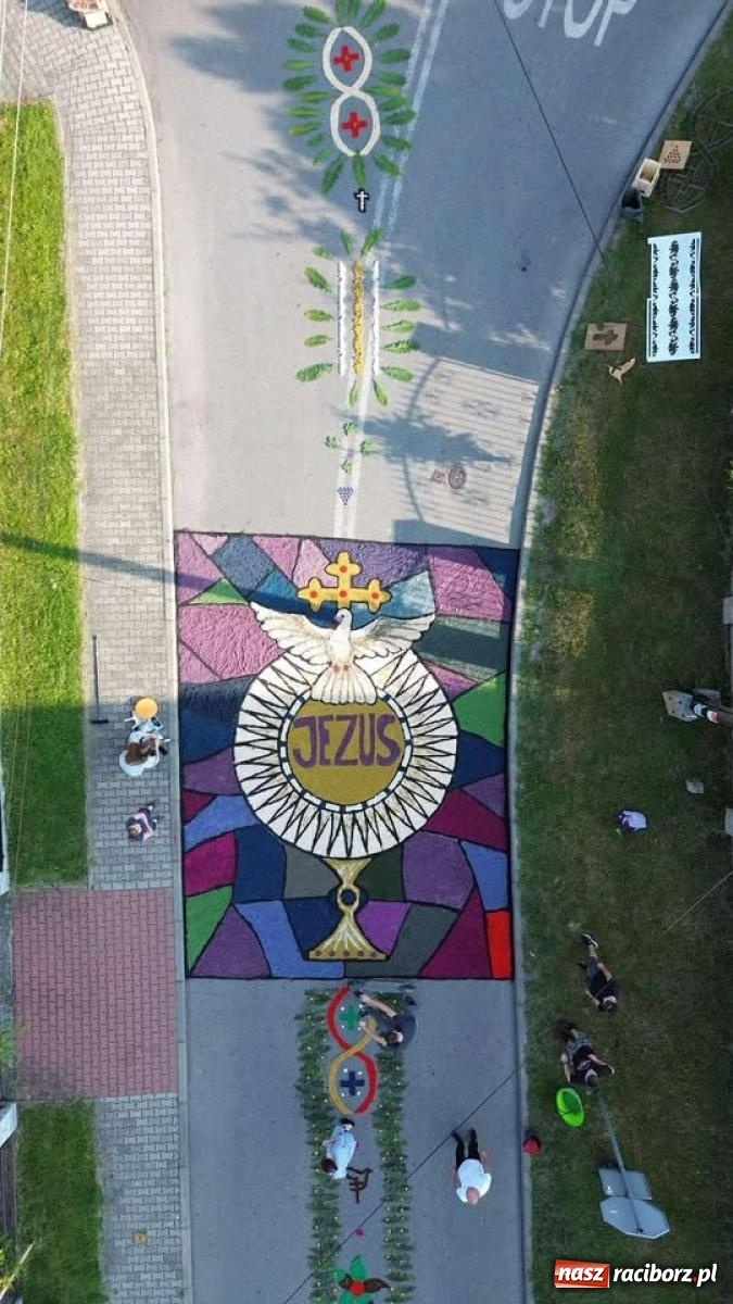 Zdjęcie w galerii na portalu naszraciborz.pl: Tradycyjna procesja Bożego Ciała w Brzeziu: dywany arcydzieła i modlitwa w sercu parafii [FOTO i WIDEO] wiadomości z regionu