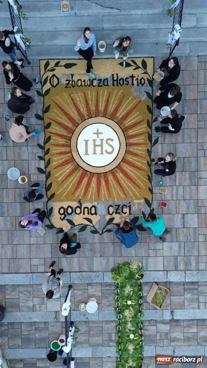 Zdjęcie w galerii na portalu naszraciborz.pl: Tradycyjna procesja Bożego Ciała w Brzeziu: dywany arcydzieła i modlitwa w sercu parafii [FOTO i WIDEO] wiadomości z regionu
