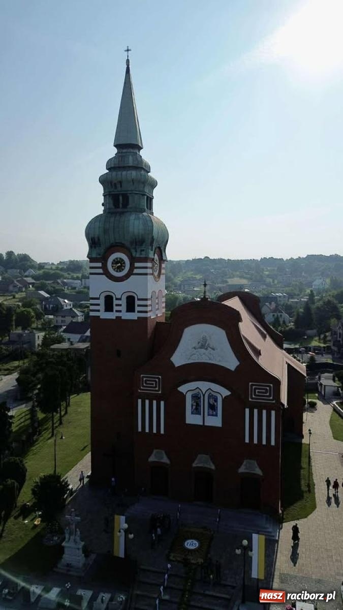 Zdjęcie w galerii na portalu naszraciborz.pl: Tradycyjna procesja Bożego Ciała w Brzeziu: dywany arcydzieła i modlitwa w sercu parafii [FOTO i WIDEO] wiadomości z regionu