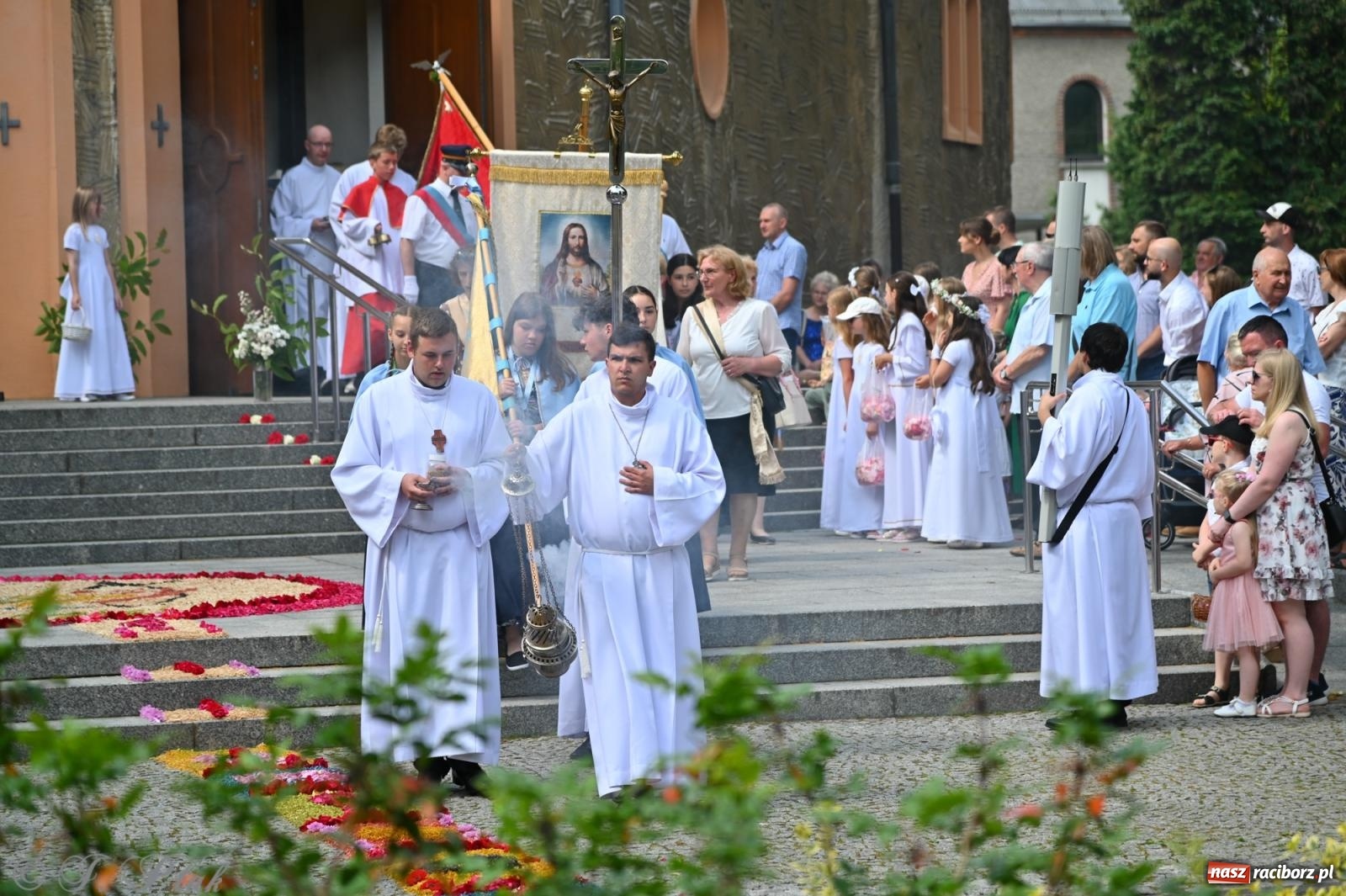 Zdjęcie w galerii na portalu naszraciborz.pl: Boże Ciało w parafii NSPJ w Raciborzu [FOTO i WIDEO] wiadomości z regionu