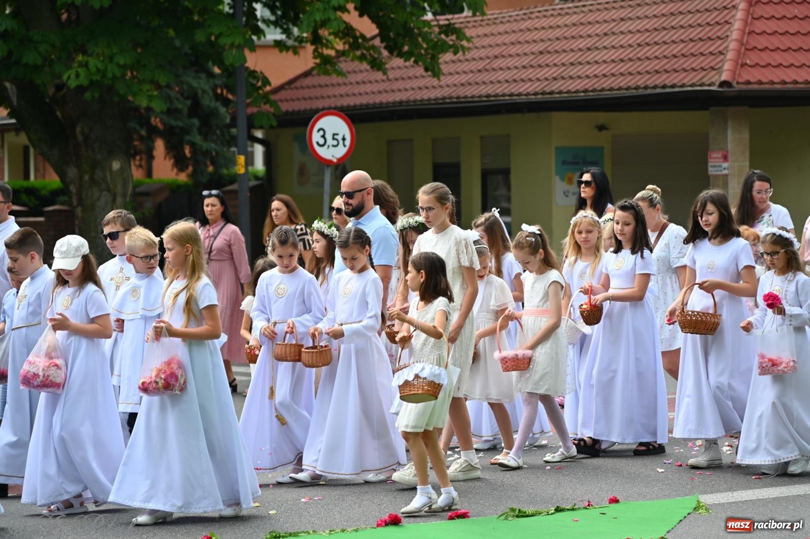 Zdjęcie w galerii na portalu naszraciborz.pl: Boże Ciało w parafii NSPJ w Raciborzu [FOTO i WIDEO] wiadomości z regionu