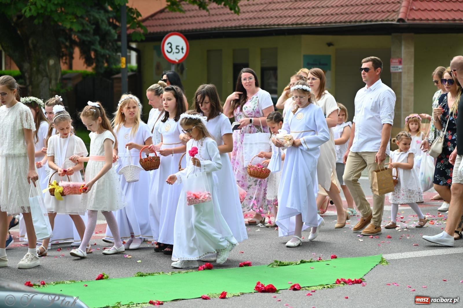Zdjęcie w galerii na portalu naszraciborz.pl: Boże Ciało w parafii NSPJ w Raciborzu [FOTO i WIDEO] wiadomości z regionu
