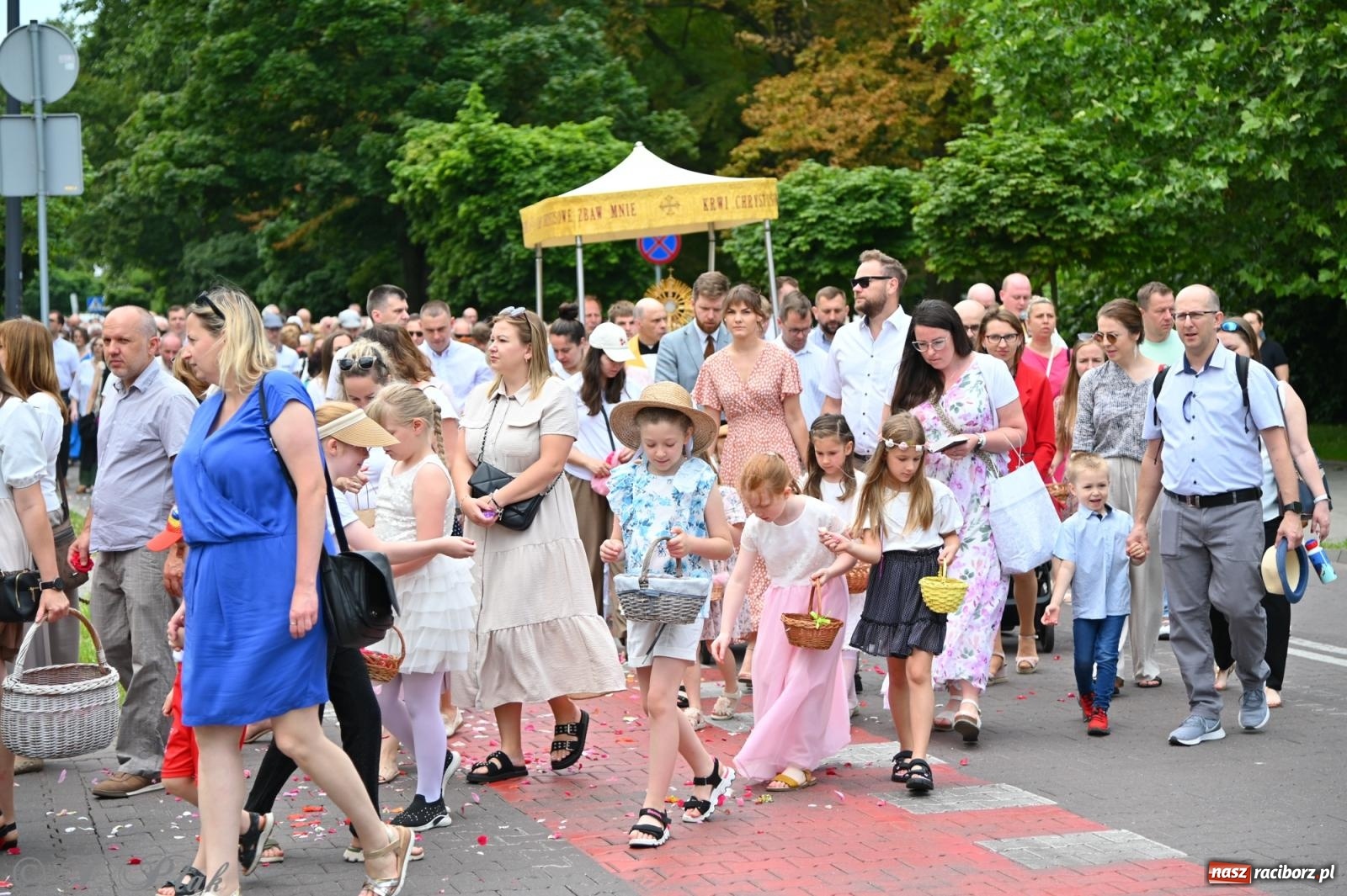 Zdjęcie w galerii na portalu naszraciborz.pl: Boże Ciało w parafii NSPJ w Raciborzu [FOTO i WIDEO] wiadomości z regionu
