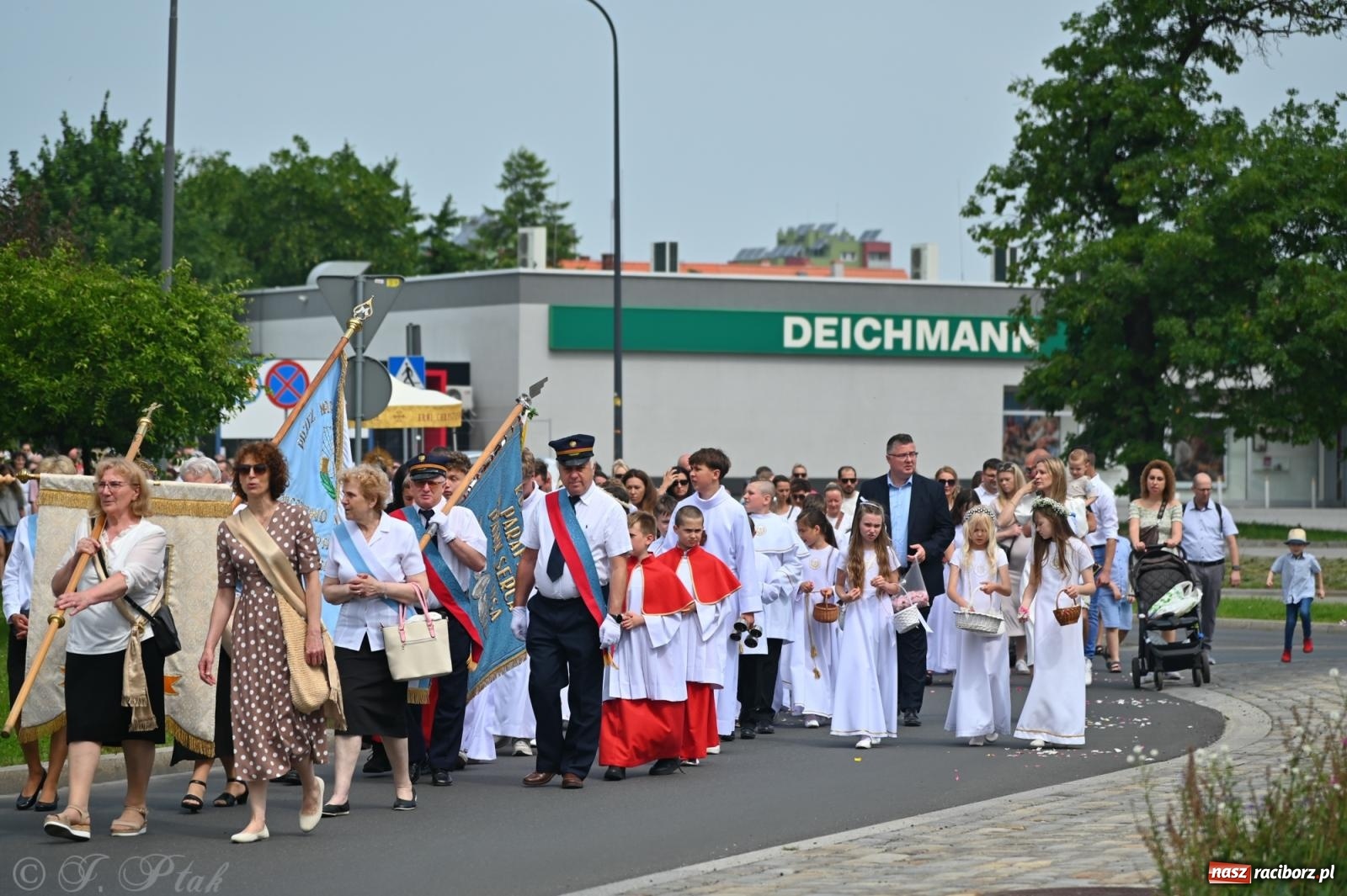 Zdjęcie w galerii na portalu naszraciborz.pl: Boże Ciało w parafii NSPJ w Raciborzu [FOTO i WIDEO] wiadomości z regionu