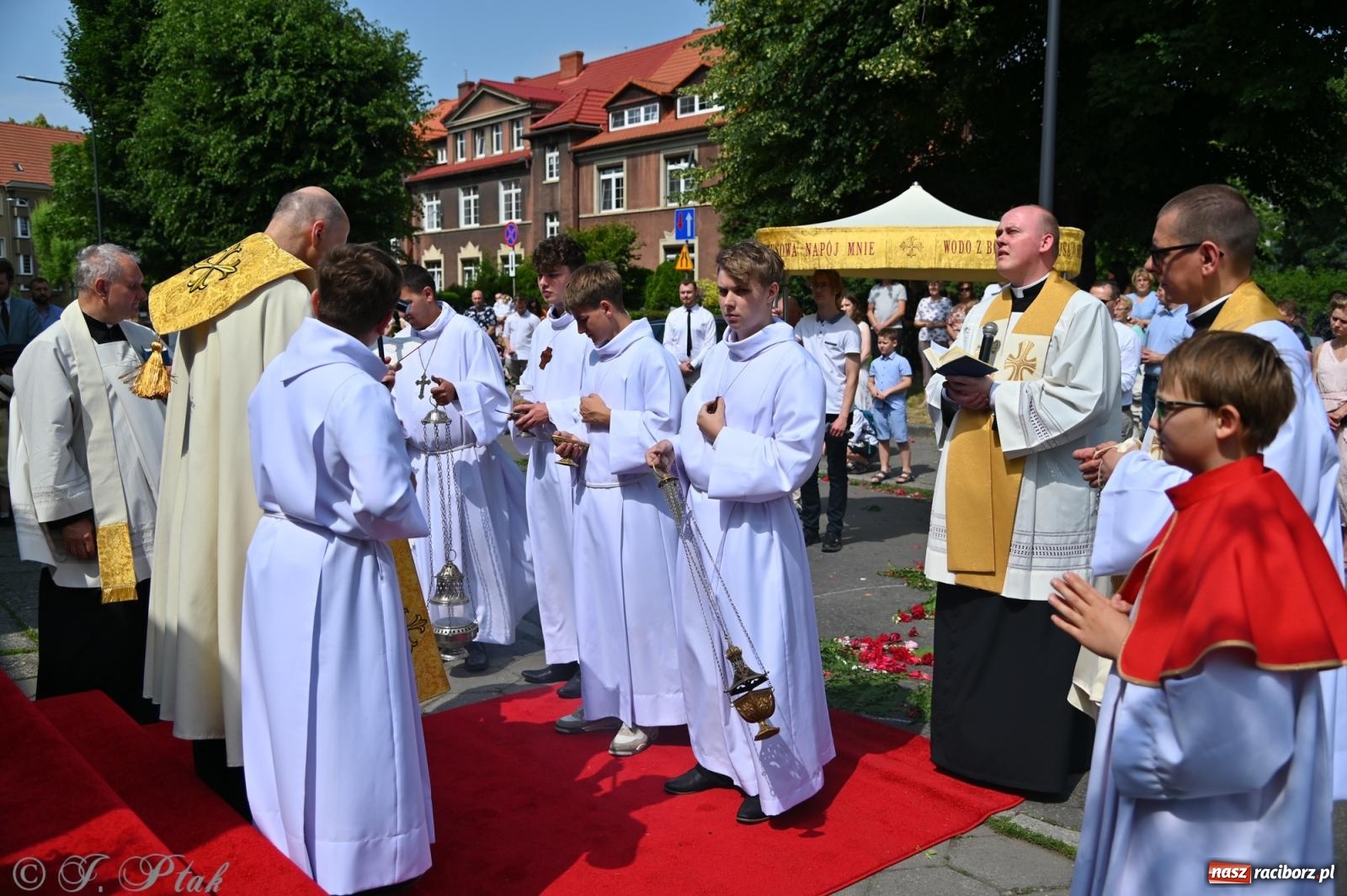 Zdjęcie w galerii na portalu naszraciborz.pl: Boże Ciało w parafii NSPJ w Raciborzu [FOTO i WIDEO] wiadomości z regionu