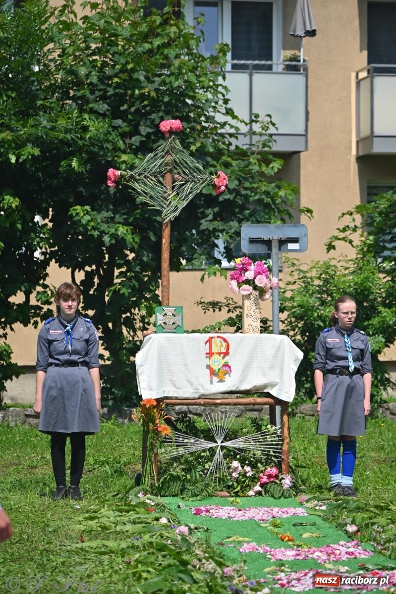 Zdjęcie w galerii na portalu naszraciborz.pl: Boże Ciało w parafii NSPJ w Raciborzu [FOTO i WIDEO] wiadomości z regionu